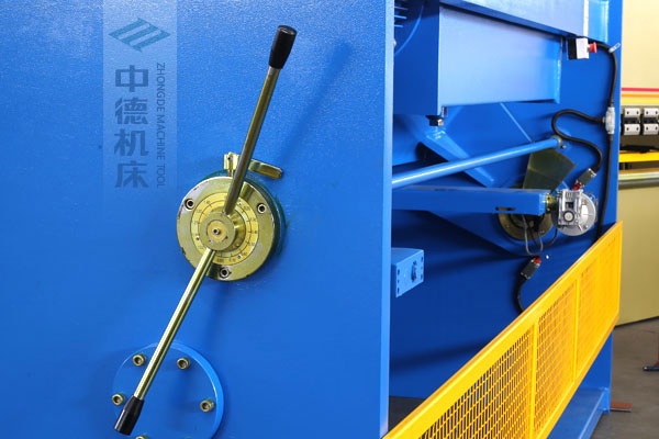 ZDSK-1632剪板機(jī)刀片間隙手動(dòng)調(diào)節(jié)器，刻度清淅，調(diào)節(jié)省力又簡便.jpg