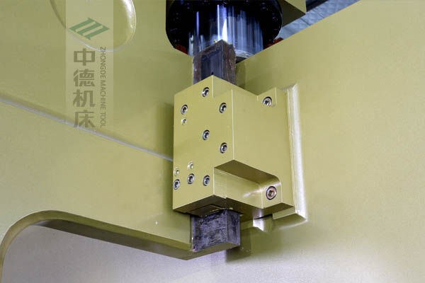 ZDP-20050加厚型滑塊導(dǎo)軌，強(qiáng)有力的保持滑塊間隙，有效減少工作時(shí)的抖動(dòng).jpg