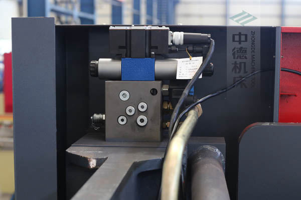 ZDPE8025采用進(jìn)口液壓系統(tǒng)，穩(wěn)定無(wú)故障，耐高溫高壓，持久工作精度高.jpg