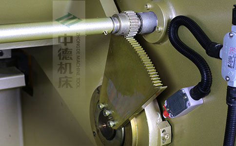 ZDS-1032采用高精度刀片間隙調(diào)節(jié)齒輪，經(jīng)過淬火高硬度又耐磨，表面鍍鋅不生銹，長(zhǎng)年累月使用依然有很高的調(diào)節(jié)精度.jpg