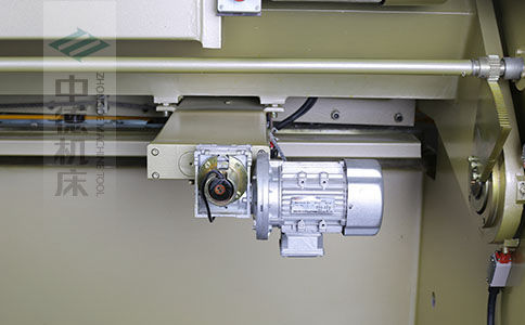 ZDS-640剪板機(jī)后檔料結(jié)構(gòu)，平行度高，并采用國內(nèi)一流品牌軸承，耐磨抗壓壽命長.jpg